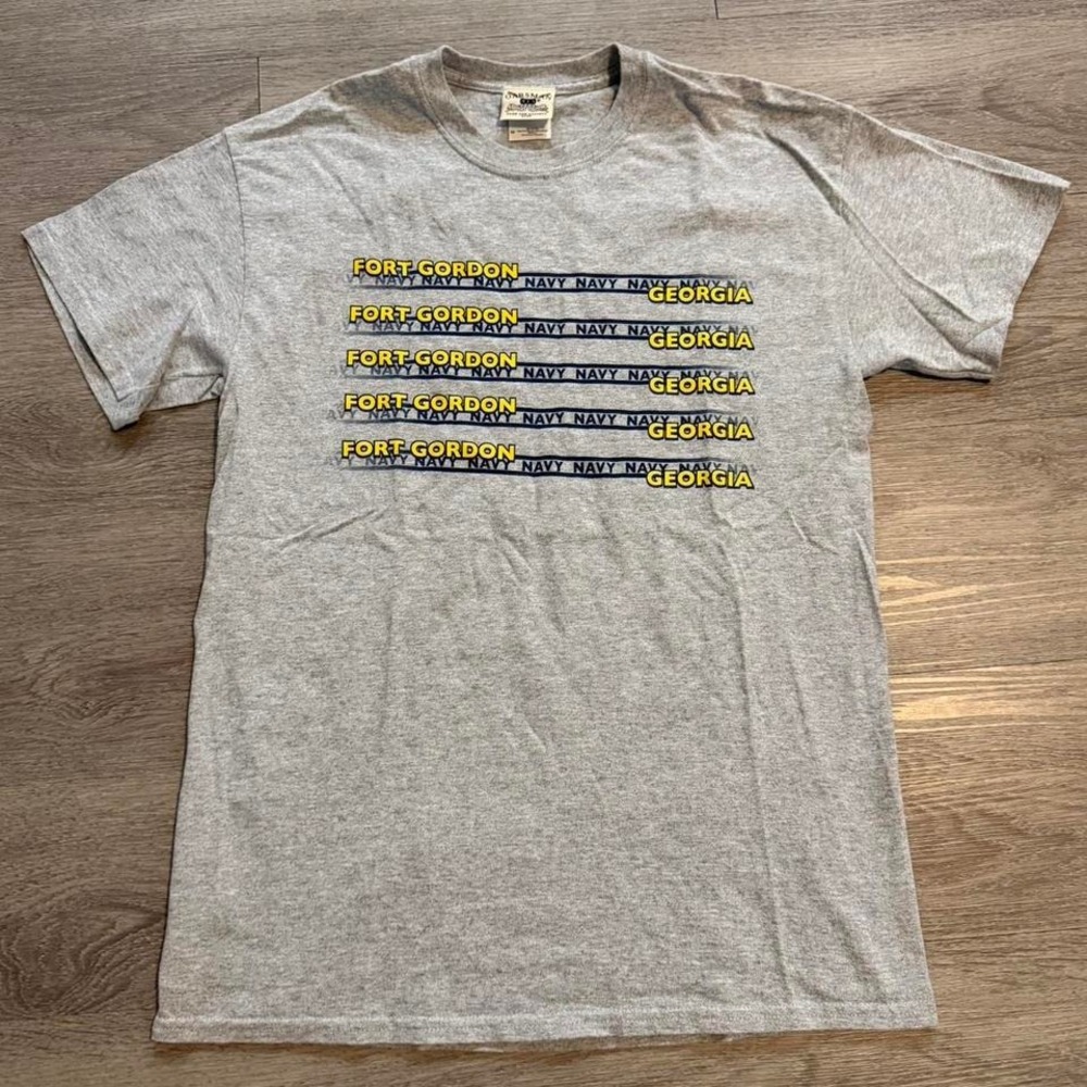 Vintage 90s Oarsman 913 Fort Gordon Georgia Graphic T-Shirt Size Medium Grey